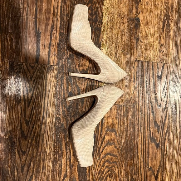BCBGeneration platform heels tan snake skin 6 1/2 - Picture 3 of 5
